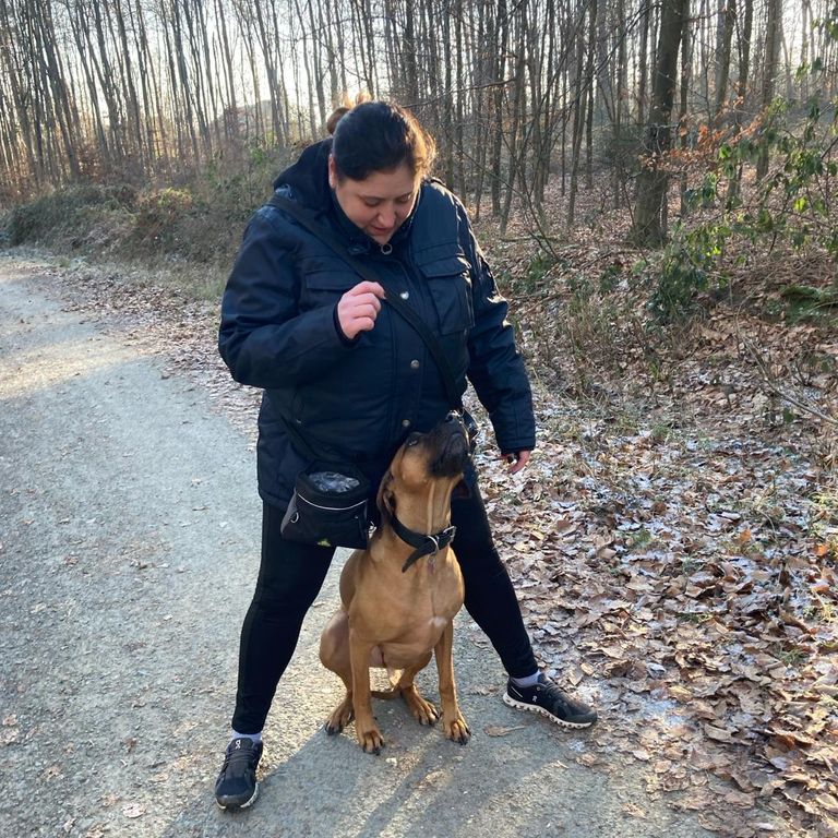 Katrin und Ridgeback Hündin im Training